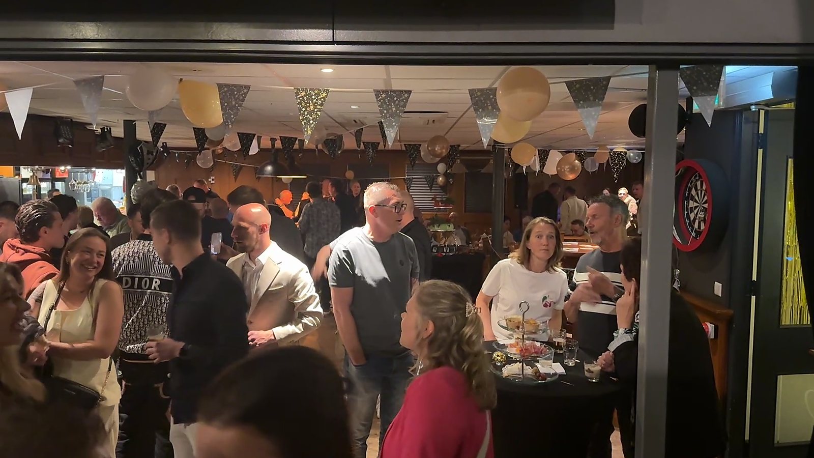 Uitzicht vanuit de bus op de gasten van een avondfeest
