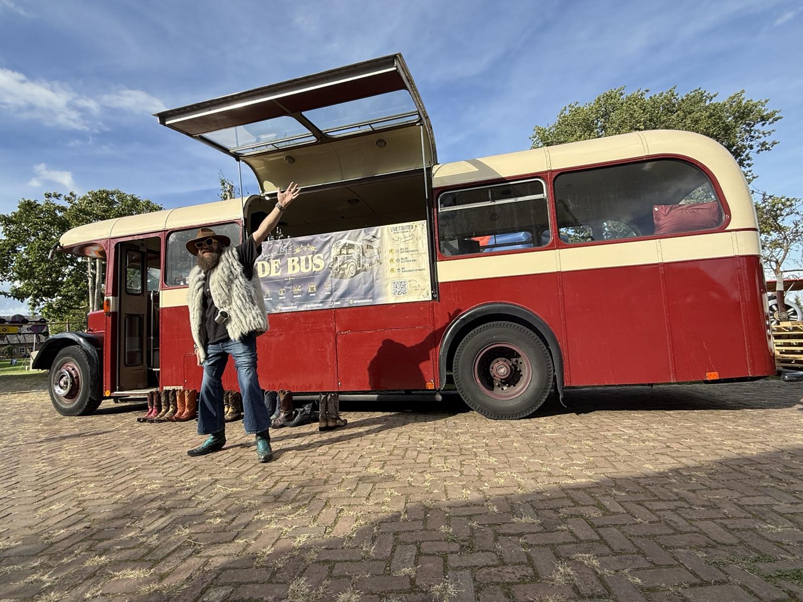 De bus met open luifel op een zonnige dag