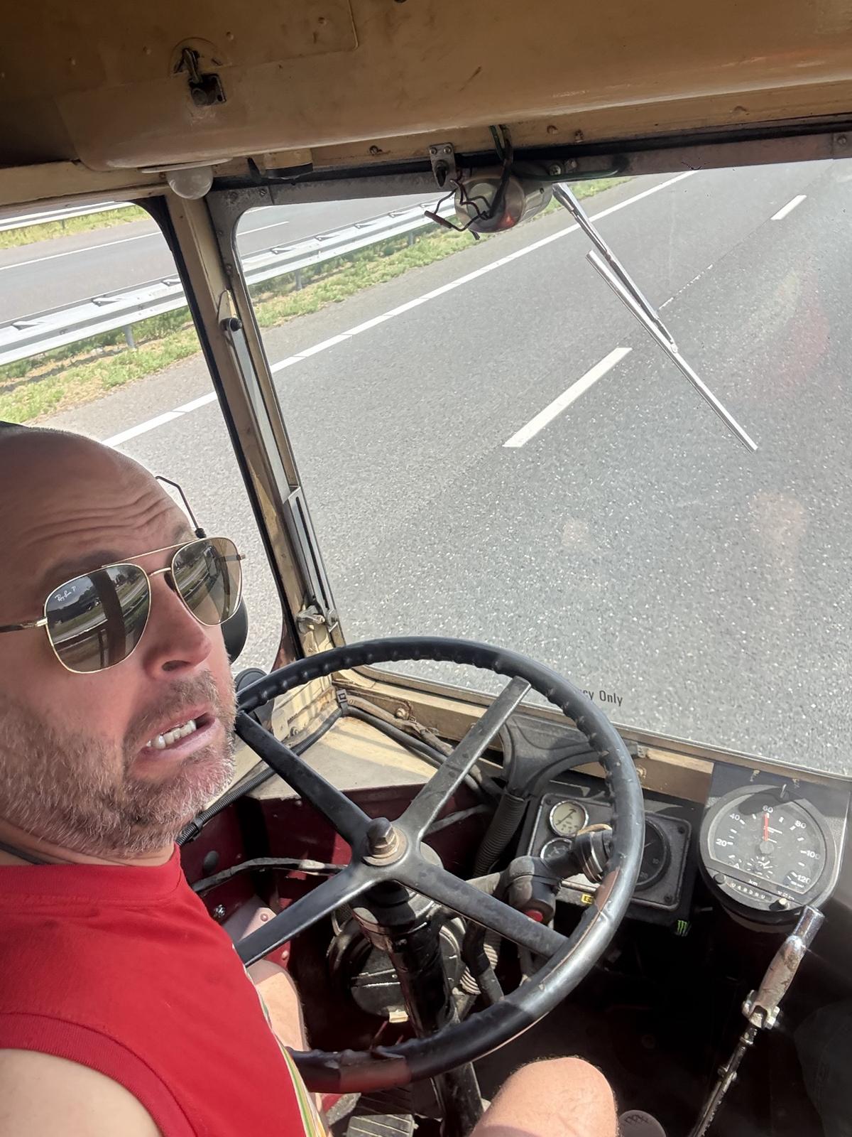 Achter het grote stuur van de bus