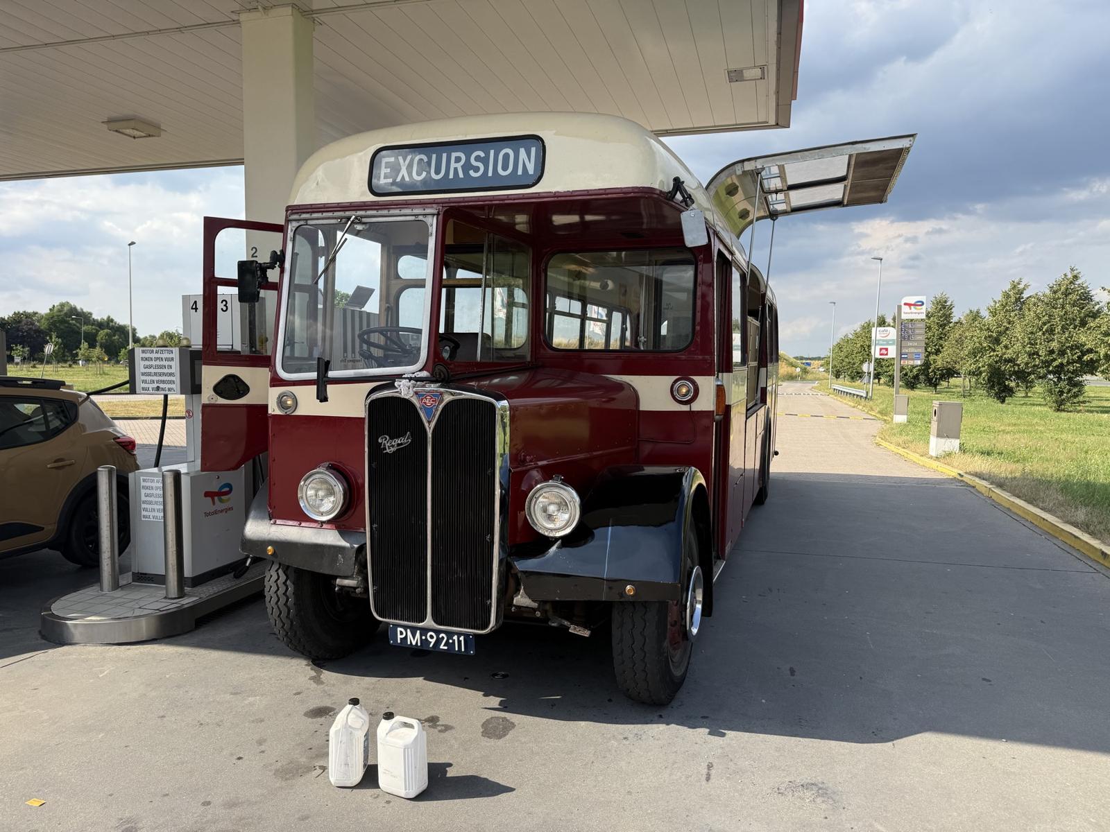 De bus bij een tankstation