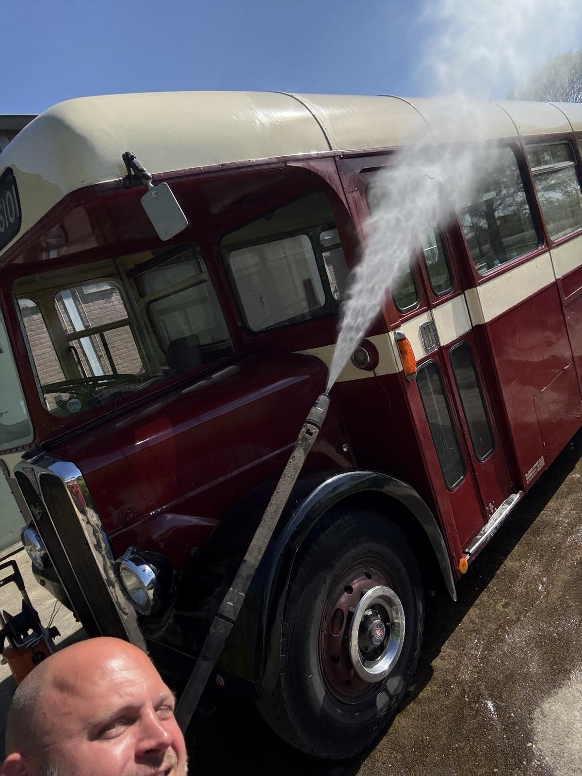 Daan wast de bus