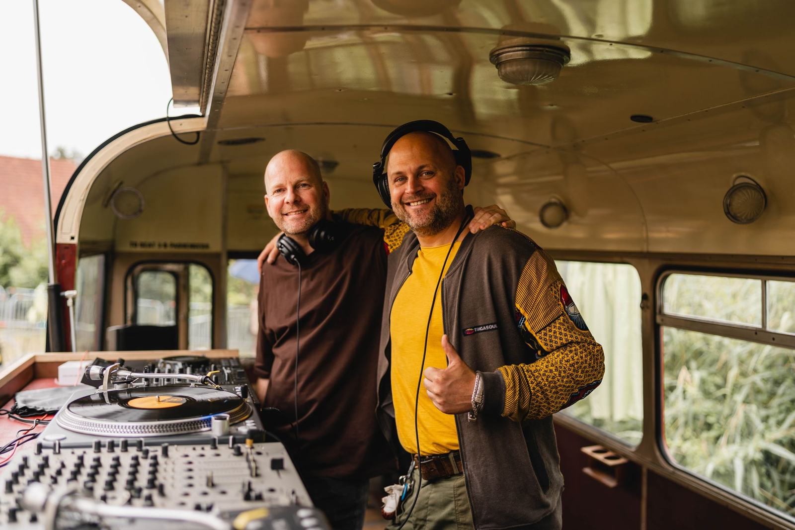 Daan en Martijn achter de draaitafels in de bus