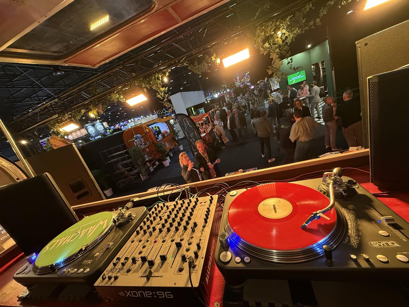 Draaitafel met rode plaat en de Xone mixer