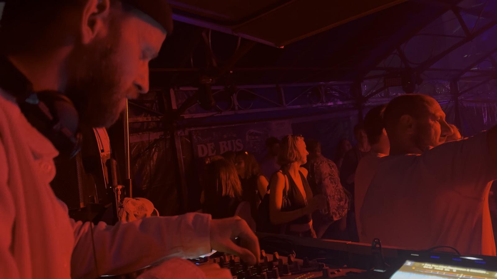 DJ in de bus in rood licht