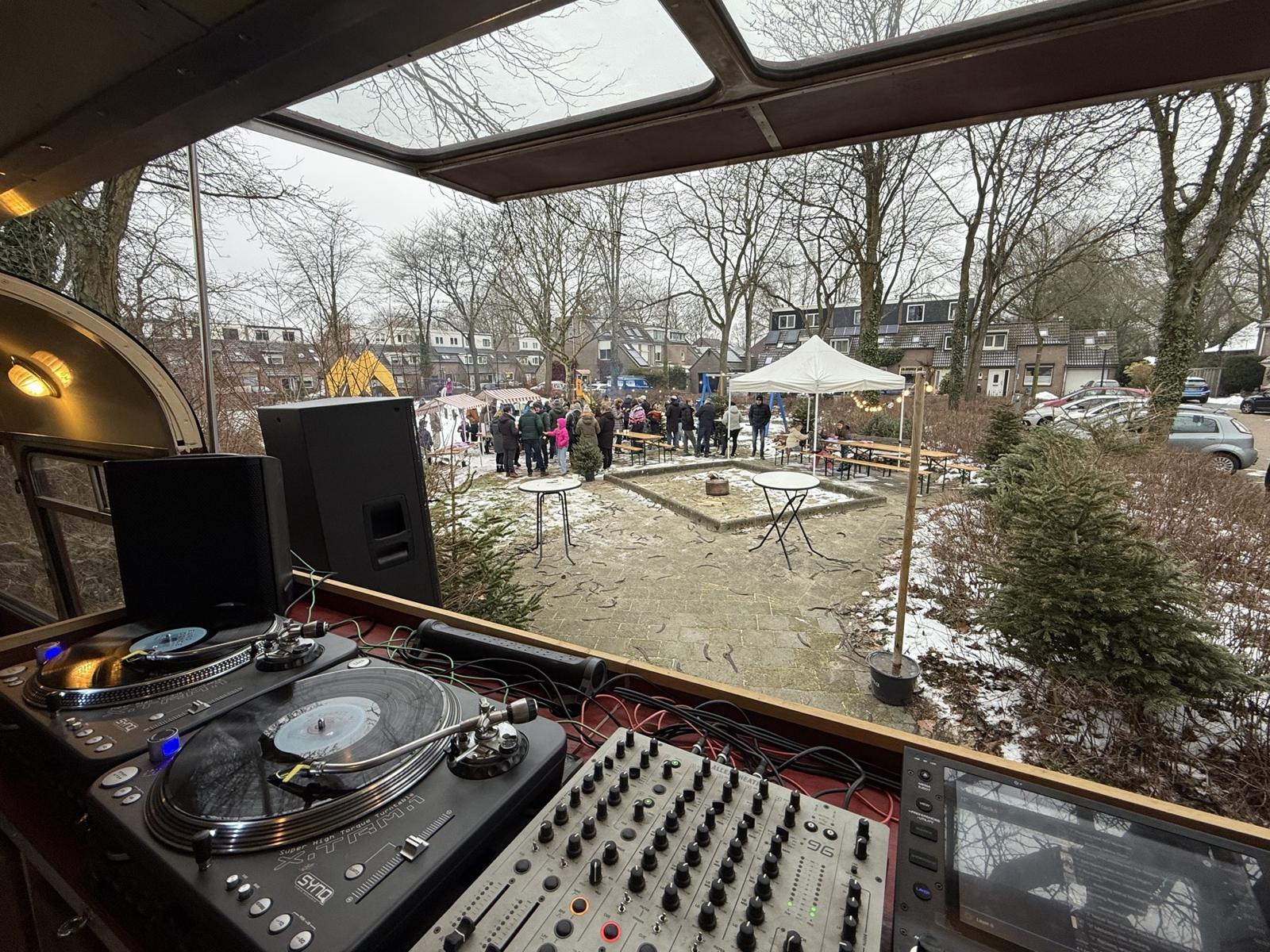 Draaitafels in de bus met uitzicht op de winterbarbecue