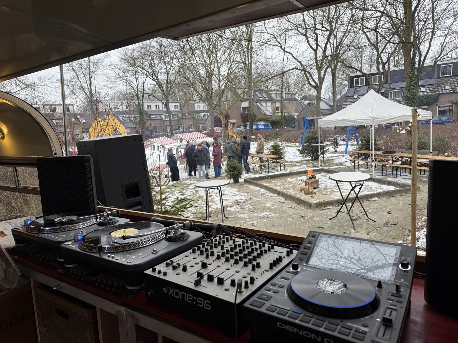 Uitzicht vanachter de draaitafels op de winterbarbecue