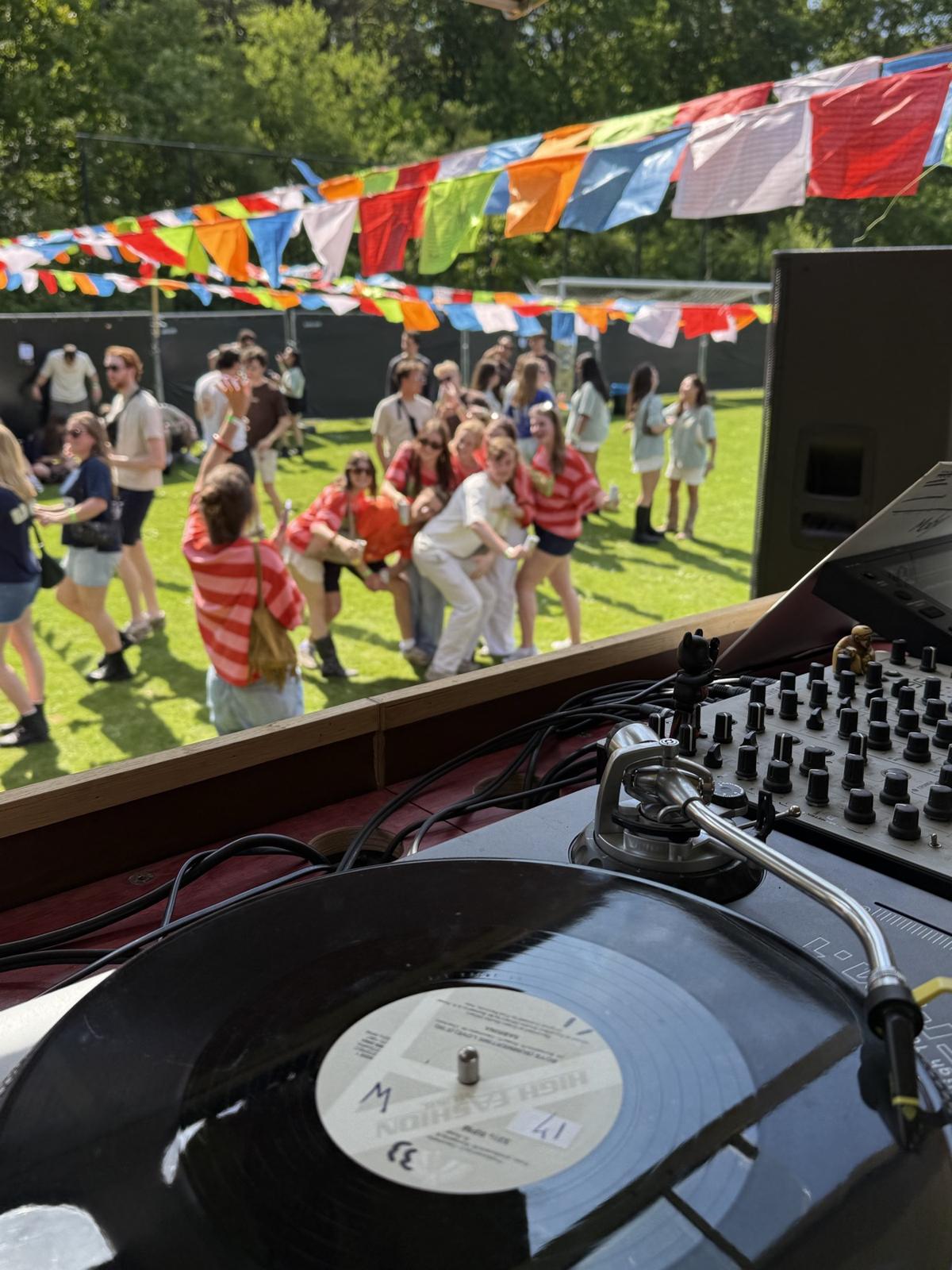 Plaat op de draaitafel met dansende kinderen