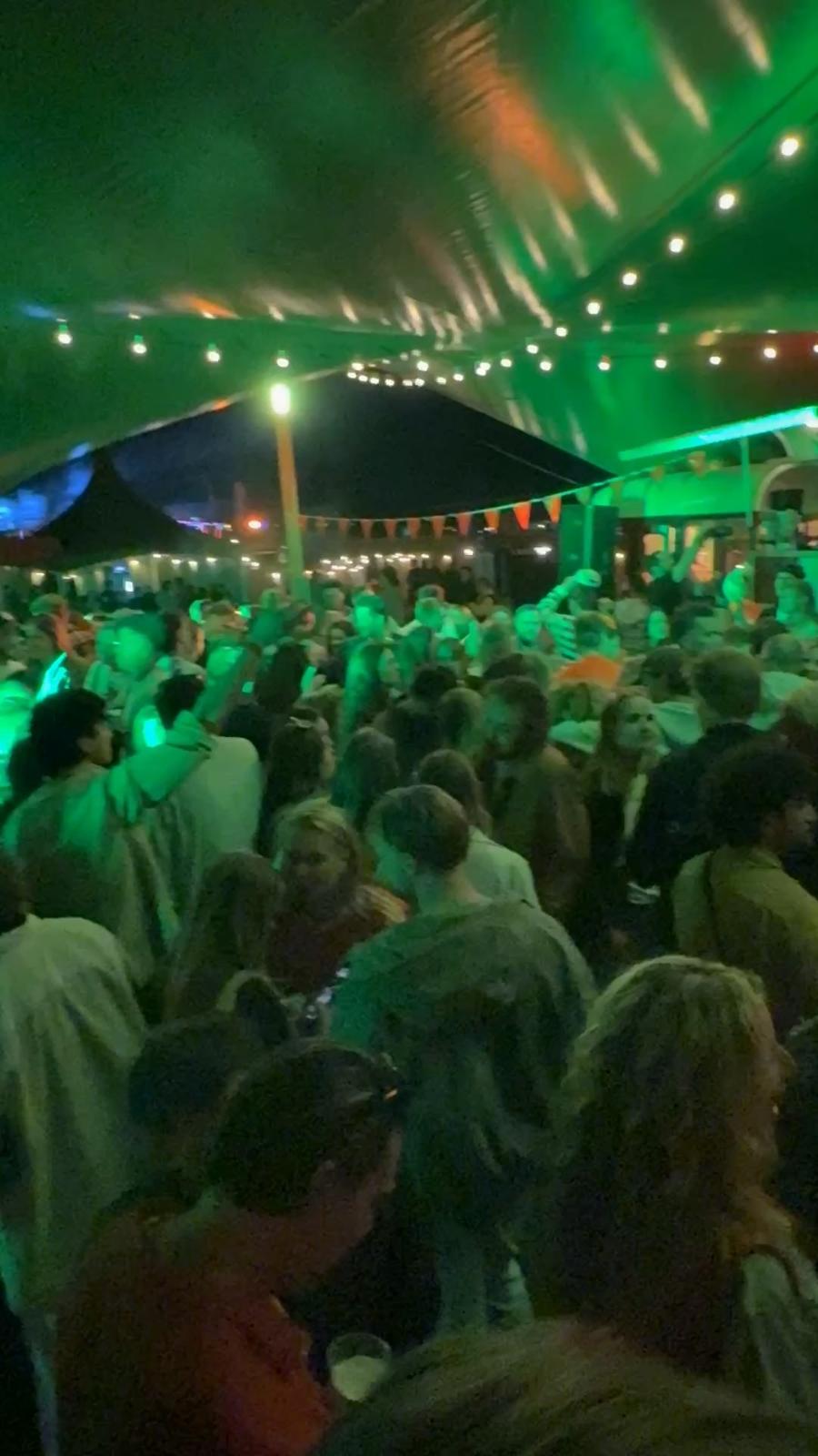Volle tent in groen licht
