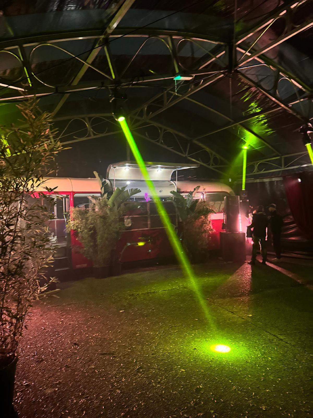 Groene laser over de bus in de tent
