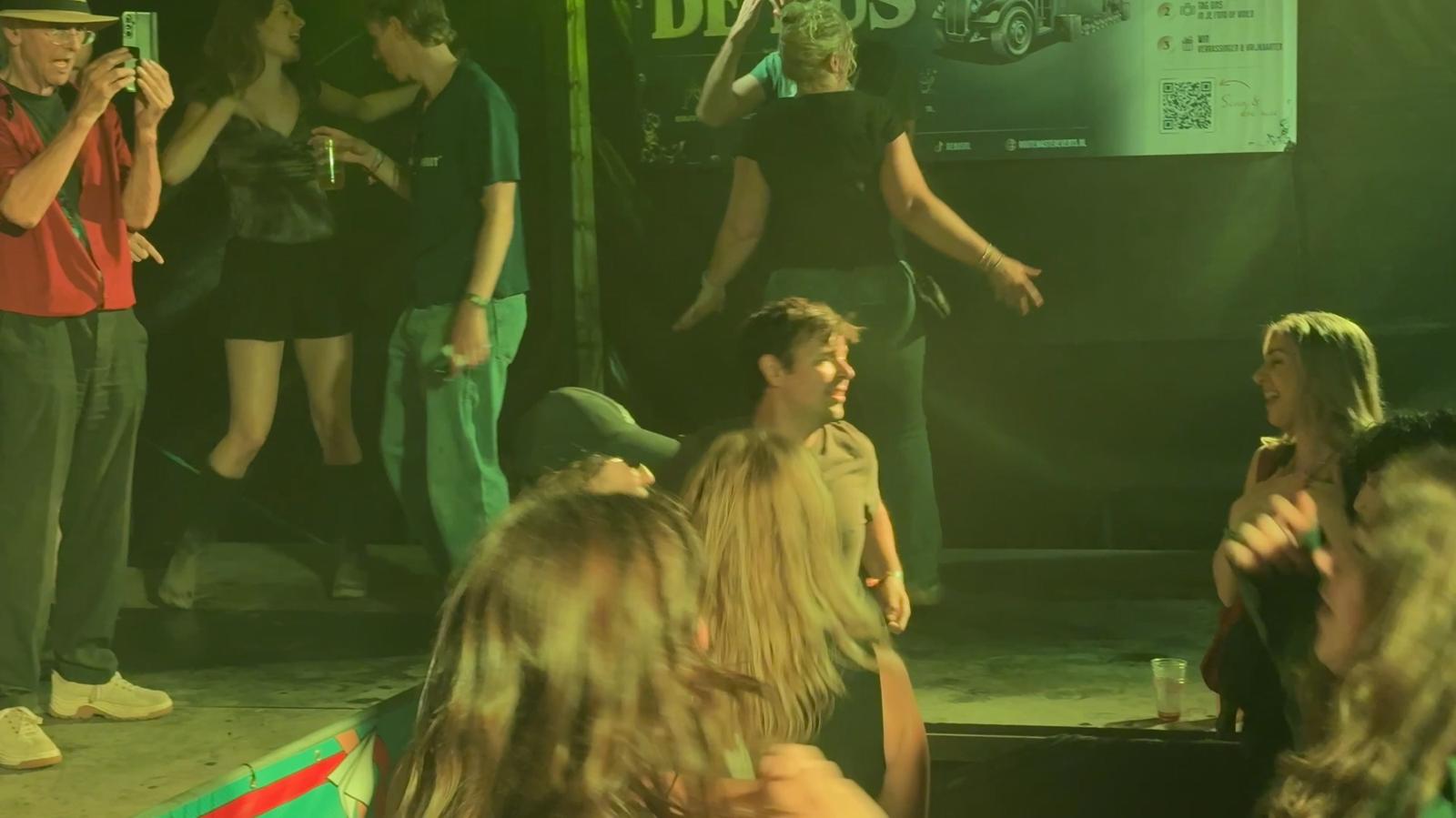 Dansers voor de bus in groen licht