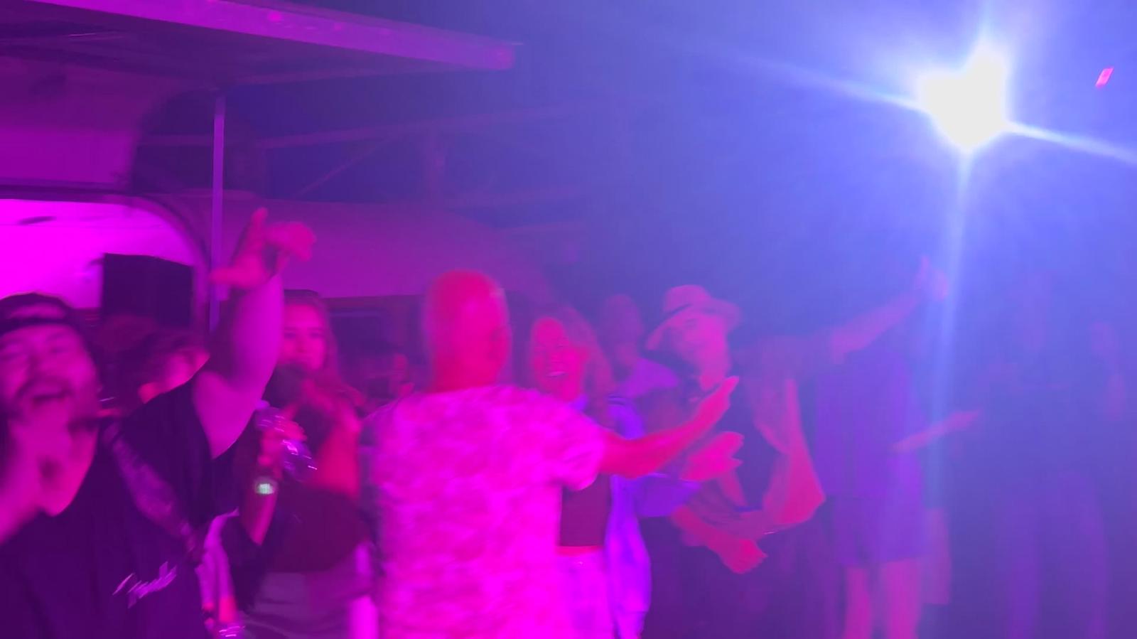Publiek in rood en paars licht