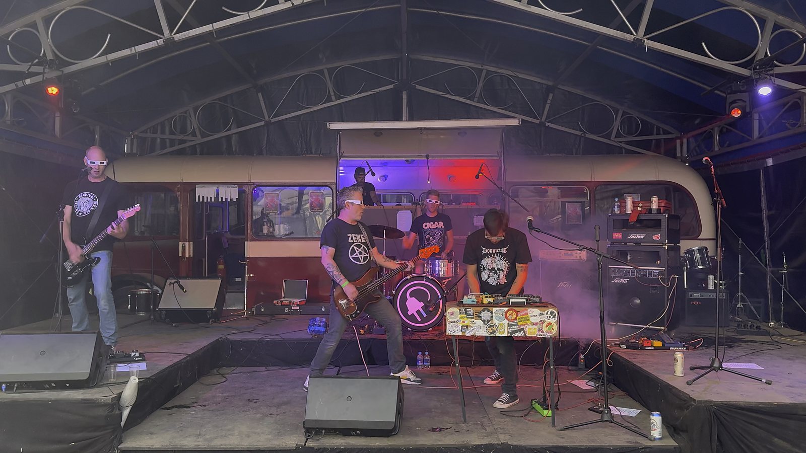 Band op het podium voor de bus met lichtshow
