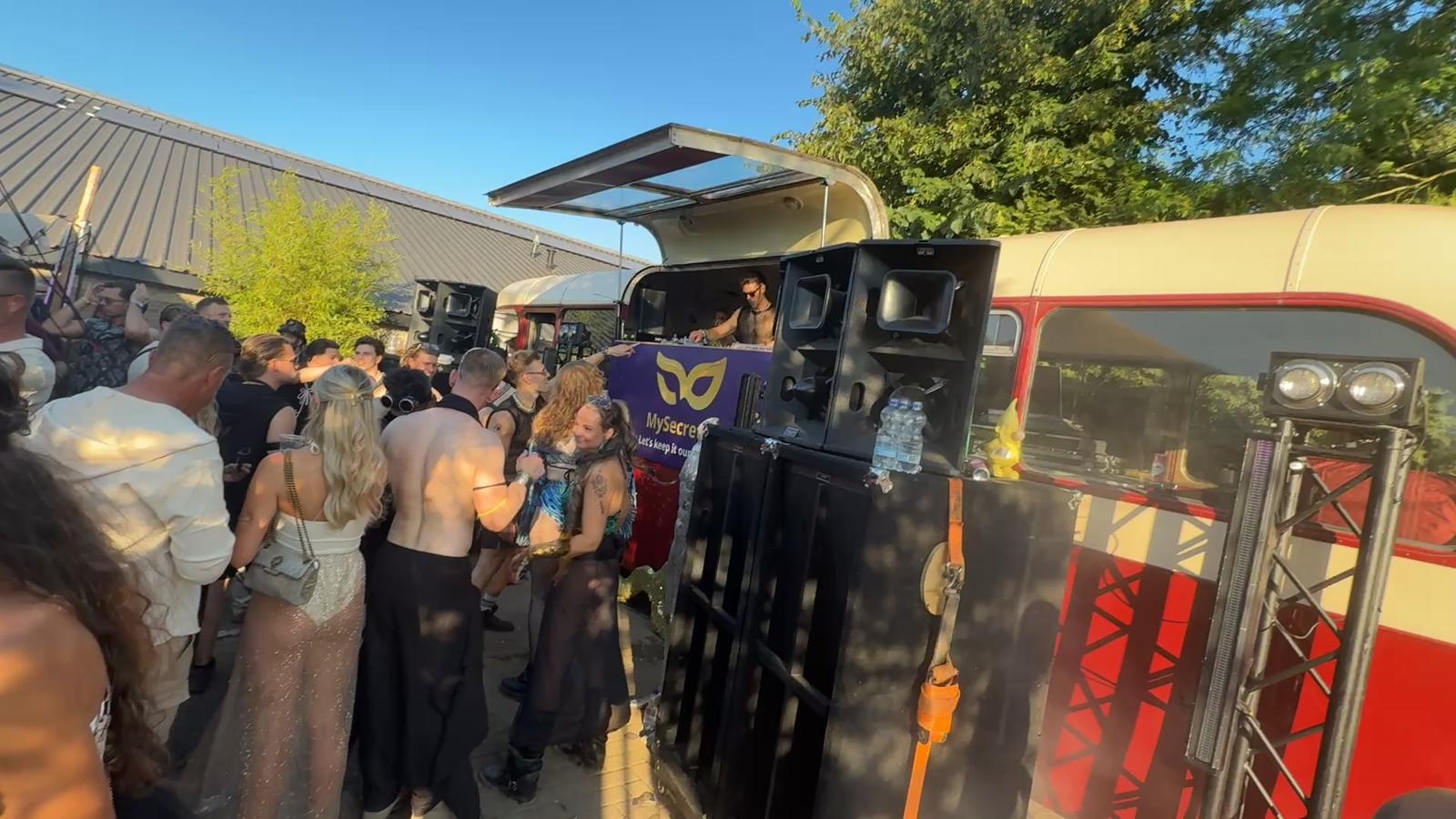 Publiek rond de bus op Burning Farm
