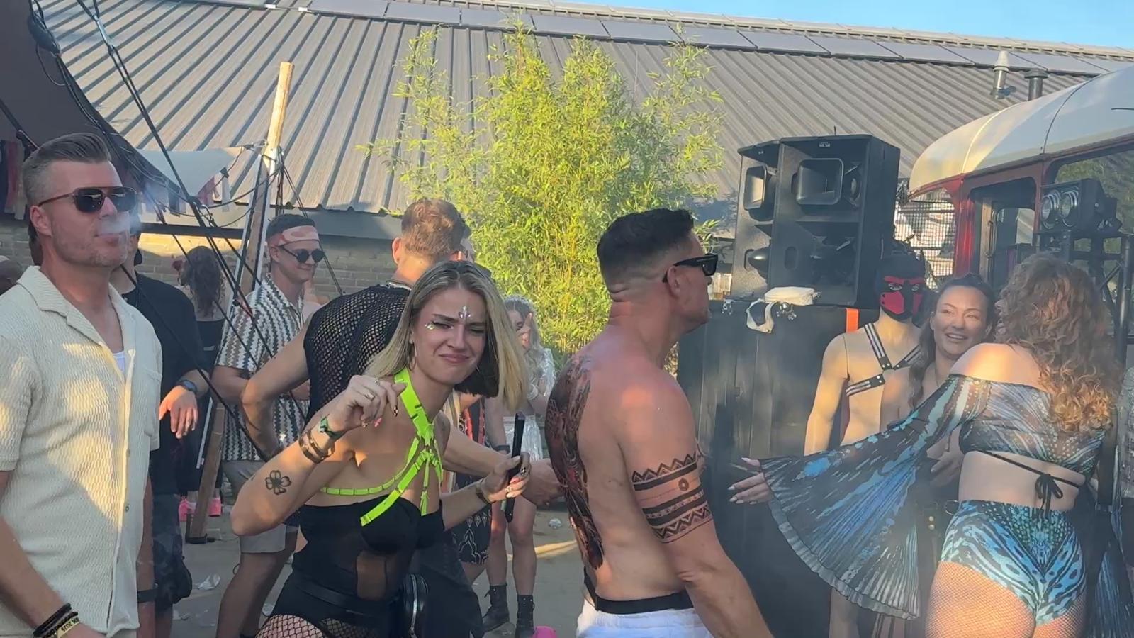 Festivalpubliek dansend voor de bus