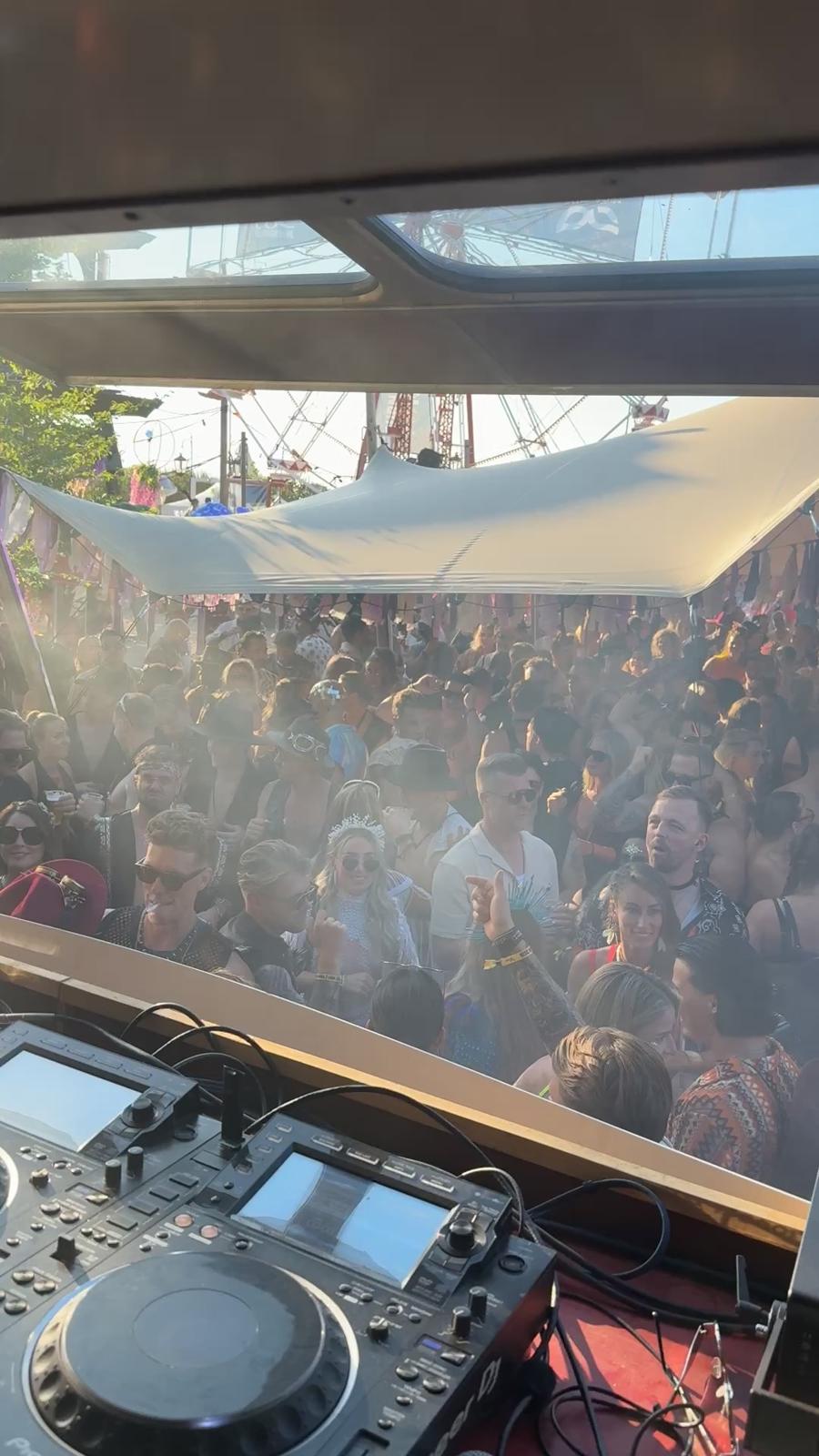 Uitzicht vanuit de bus over het festivalterrein