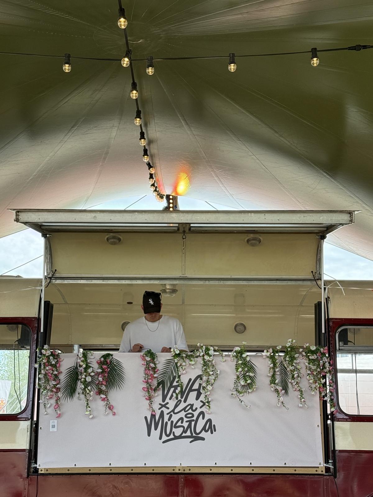 DJ booth met bloemen onder de luifel