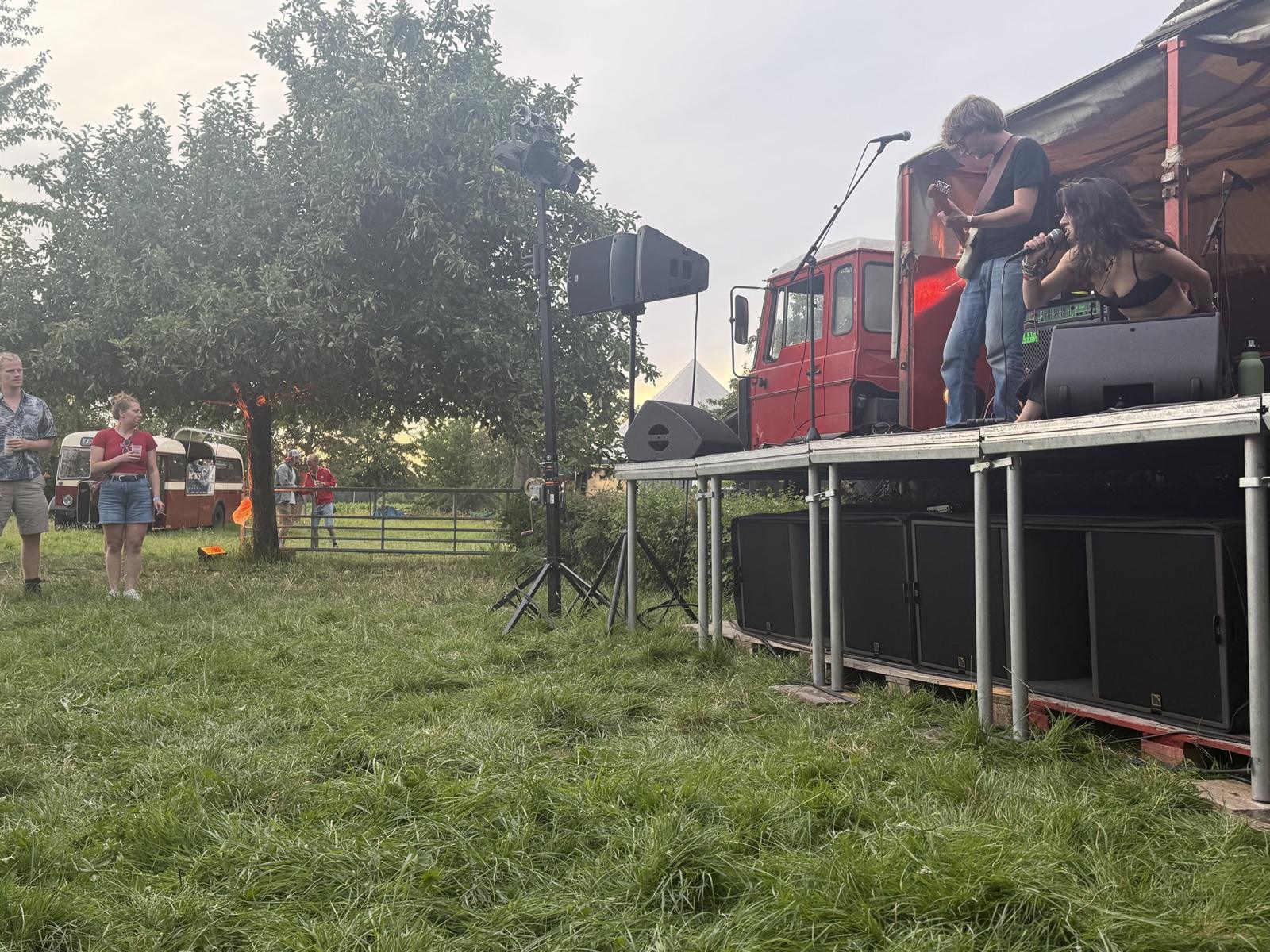 De bus naast het podium in de boomgaard