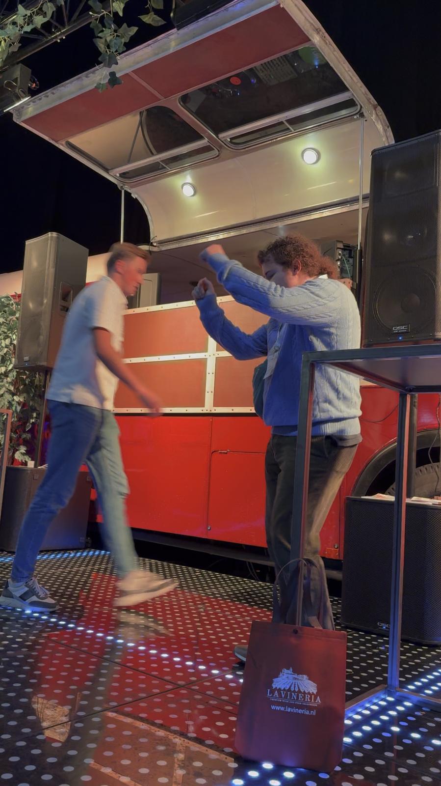 Verlichte dansvloer voor de bus