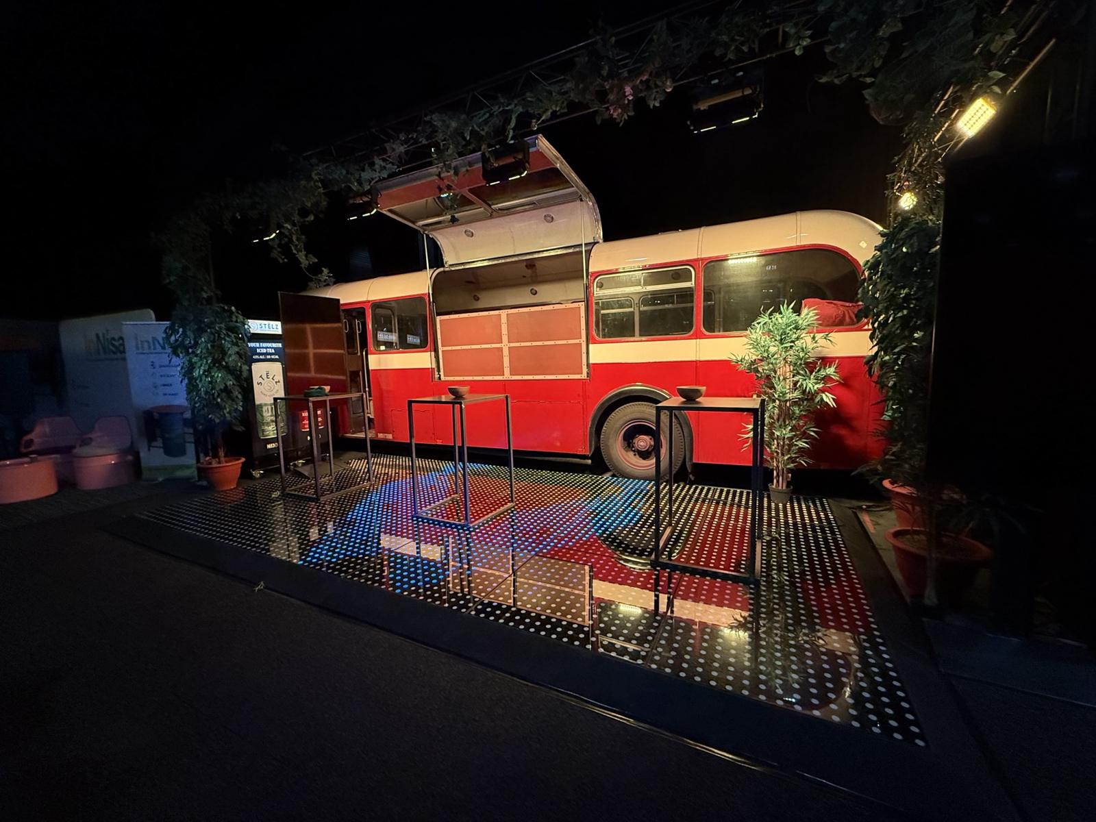 De bus met verlichte dansvloer op een beurs in Maastricht