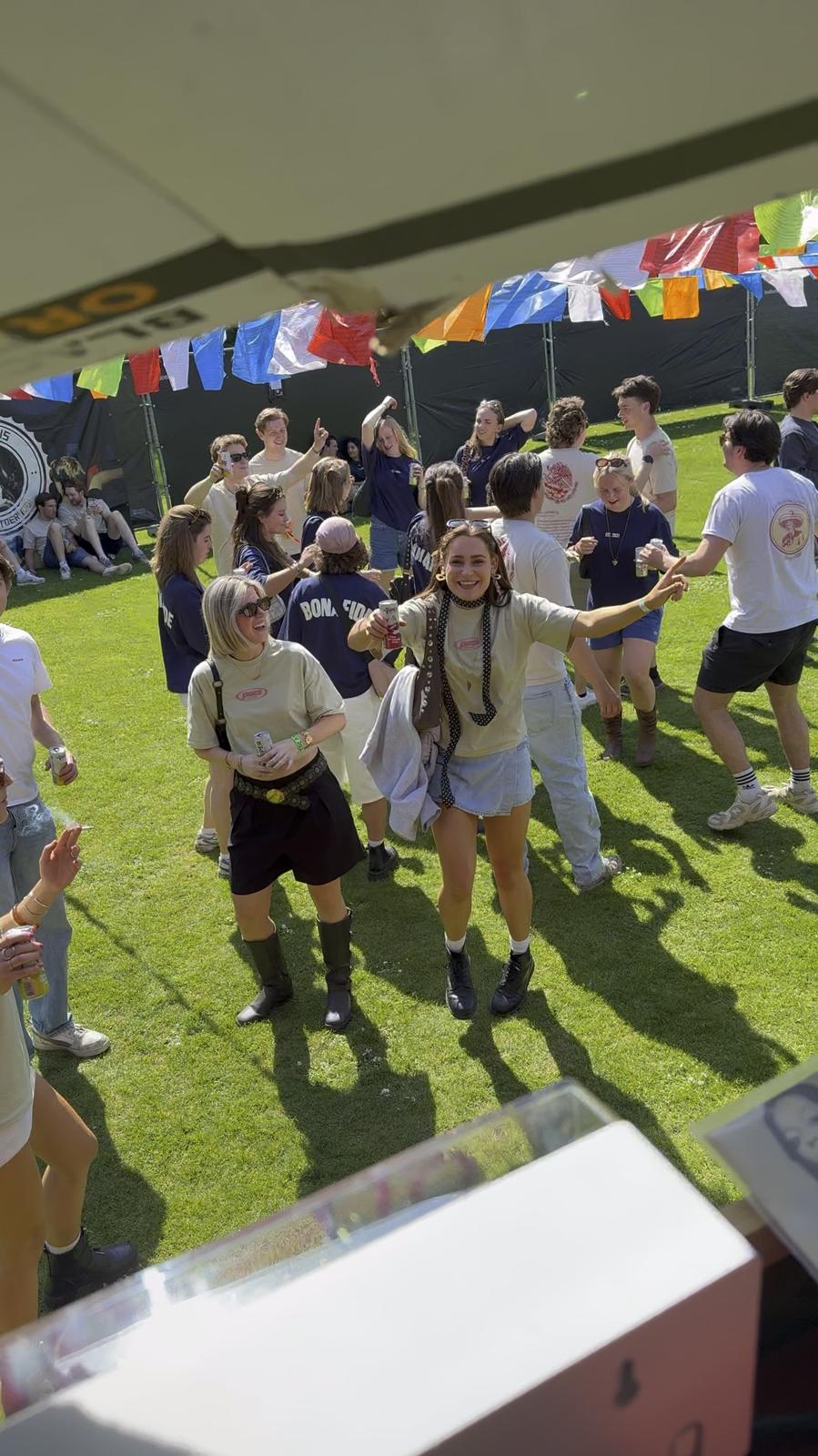 Kinderen dansen voor de bus