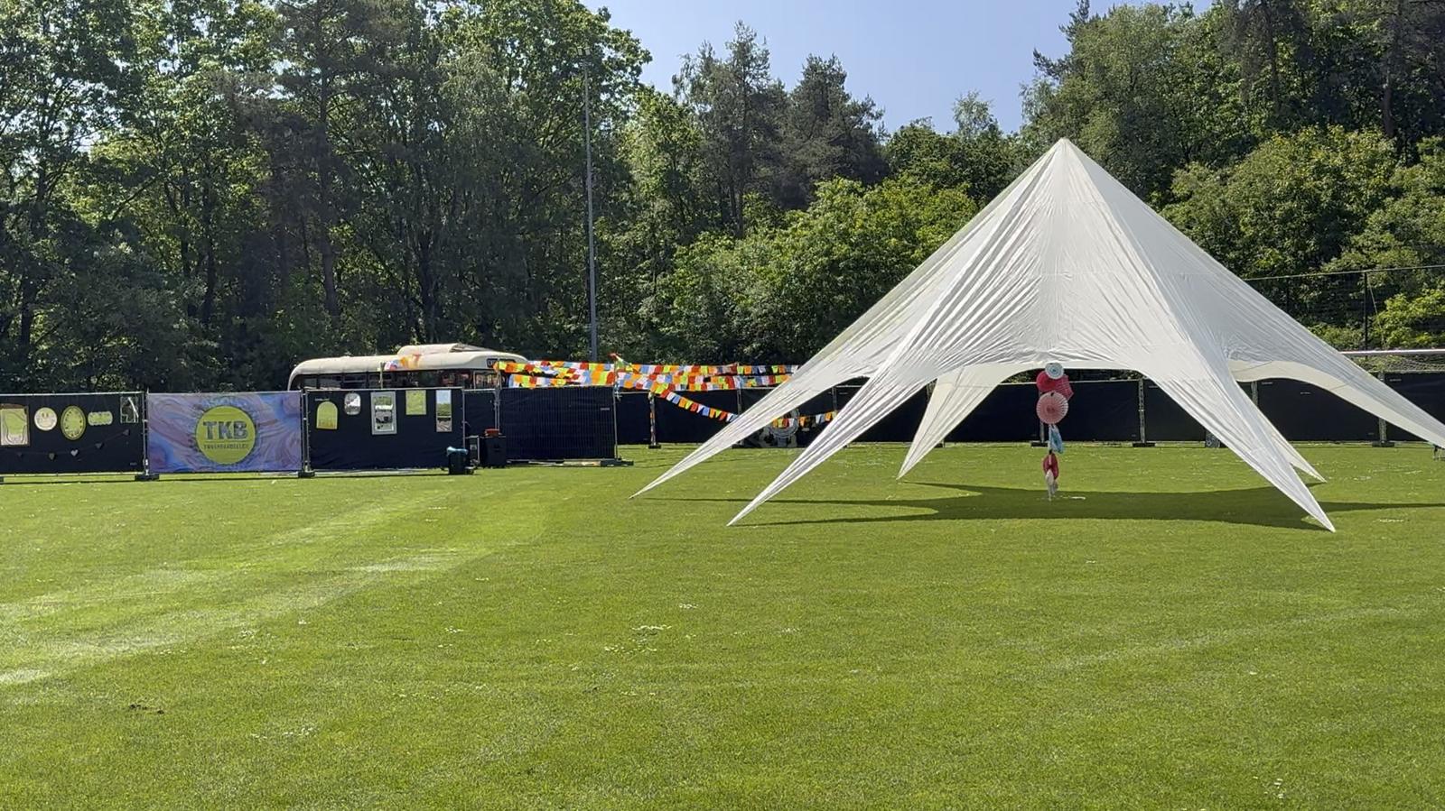 Grote tent en sterrentent op een sportveld