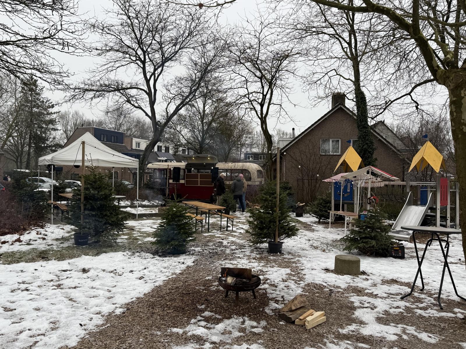 Winterbarbecue met vuurkorf en de bus